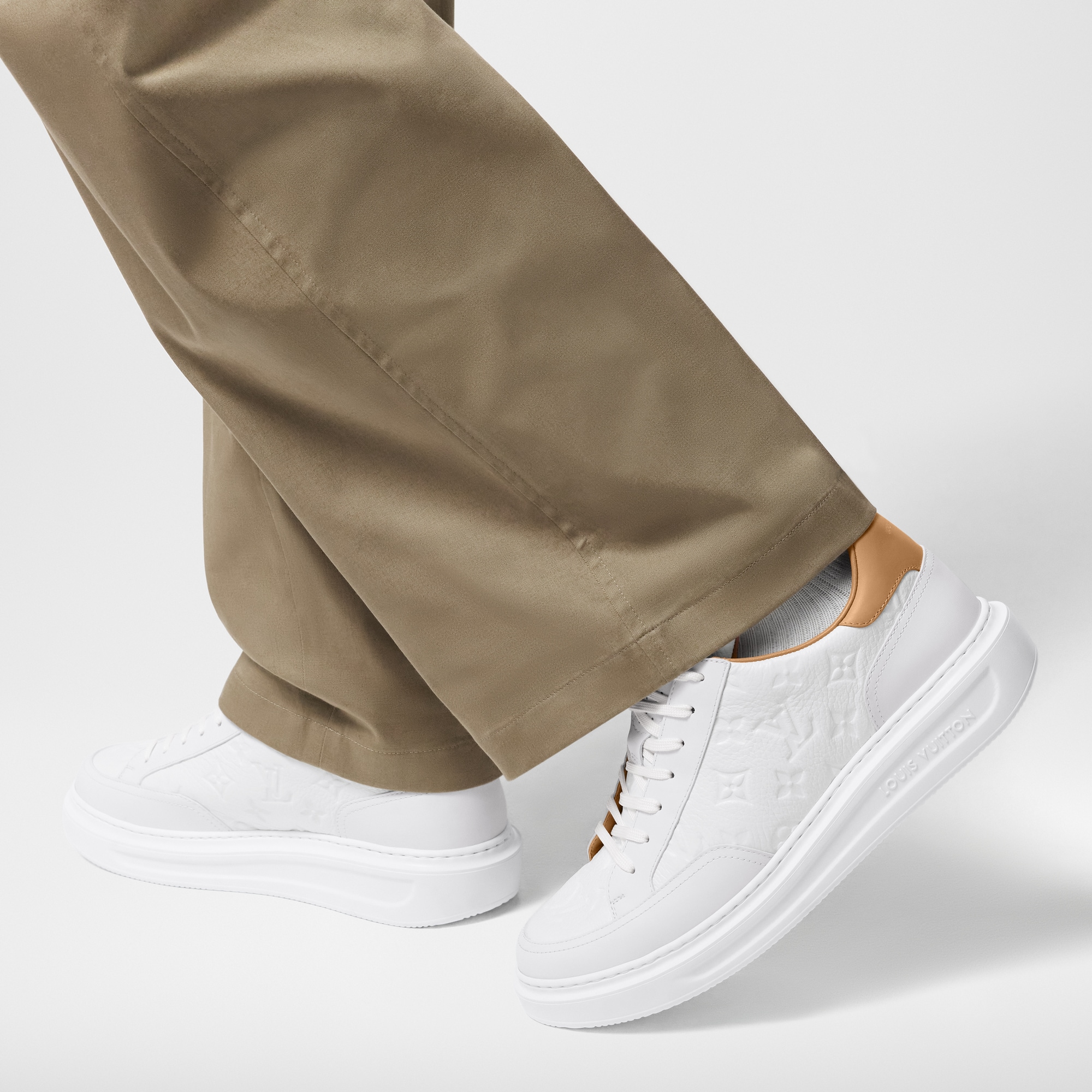 Louis Vuitton Sneakers Men Whites Leather (calf) LV Trainer Sneaker - Men - Shoes | LOUIS VUITTON ® main image 3