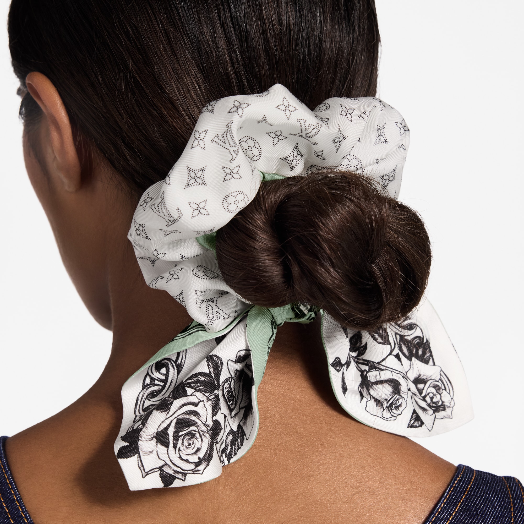 S00 Accessories Hair Accessories Blooming Monogram Scrunchy | Louis Vuitton ® (Product zoom)
