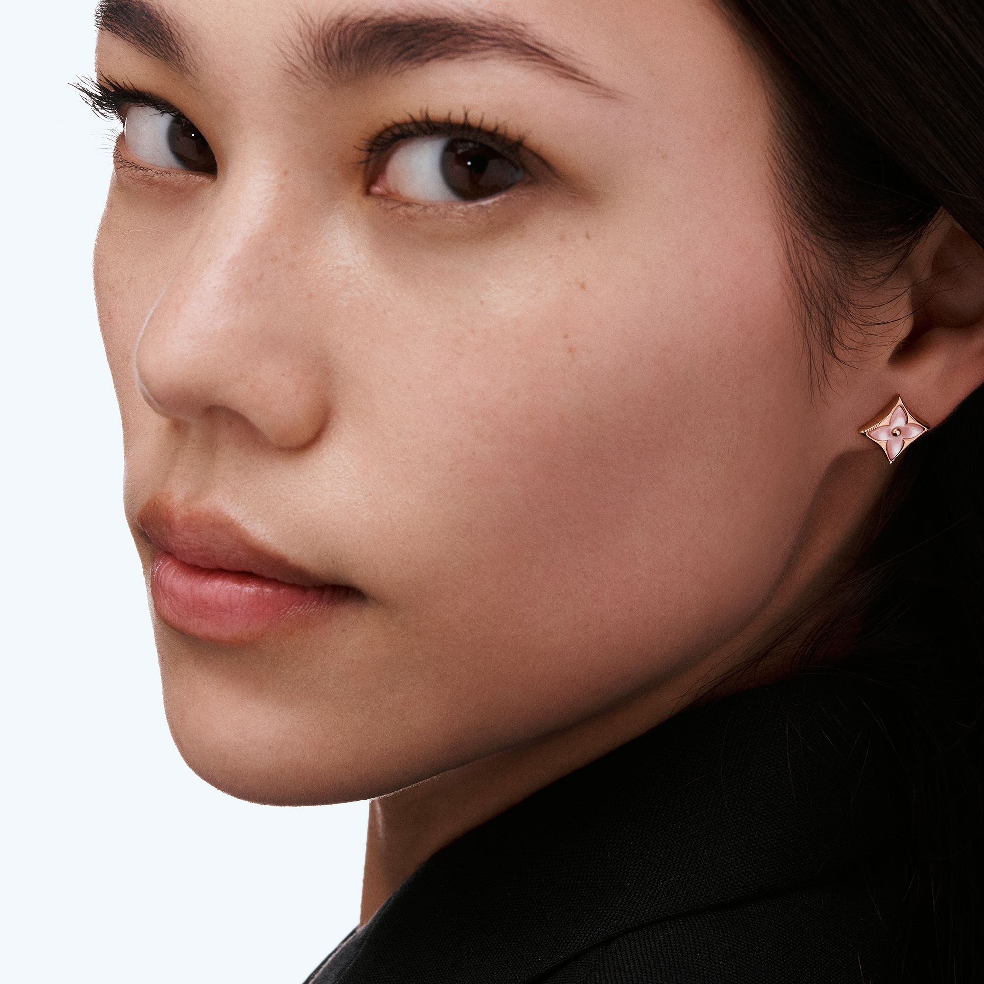  Categories Earrings Color Blossom BB Star Ear Stud, Pink Gold and Pink Mother-of-Pearl - Per Unit | Louis Vuitton ® (Product zoom)