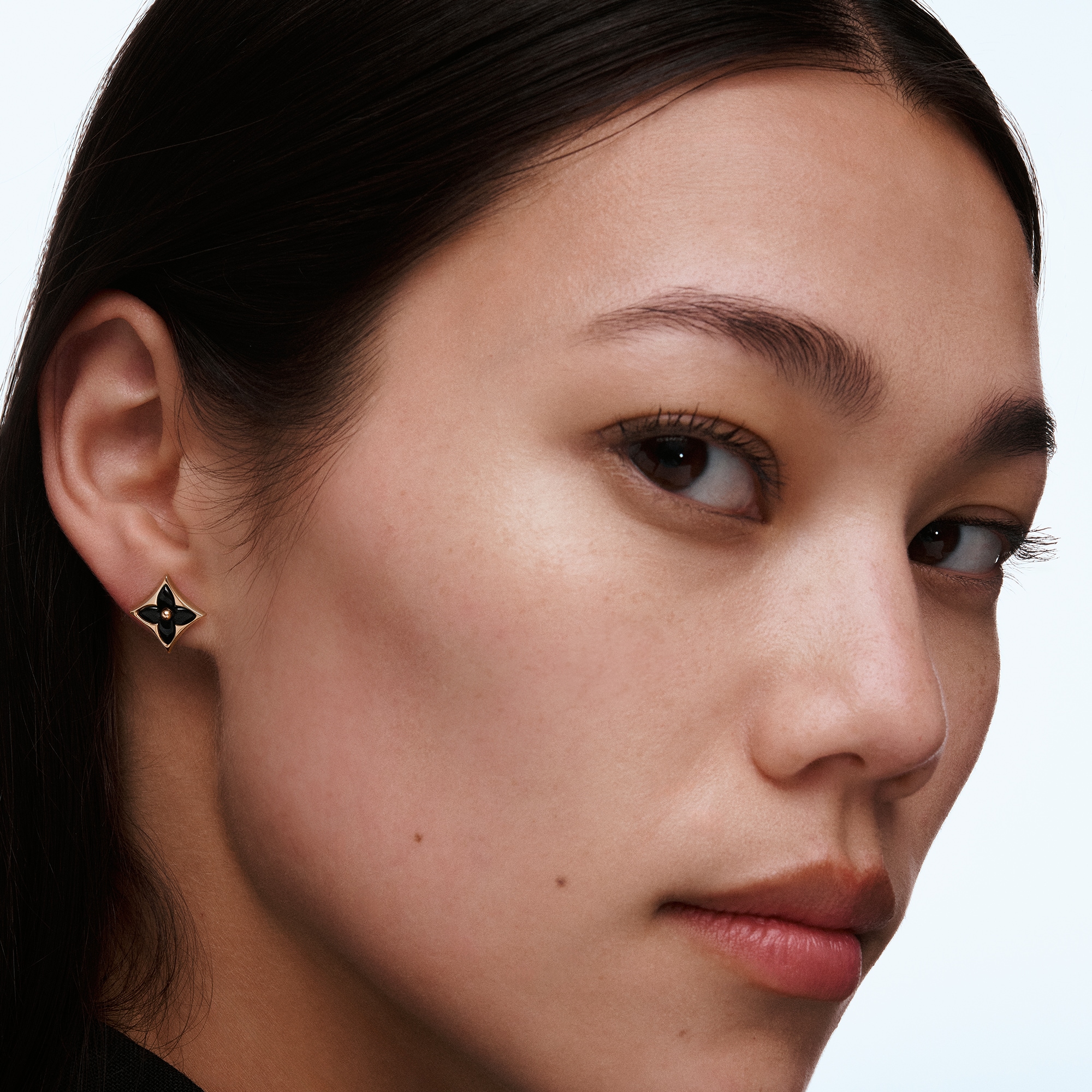  Categories Earrings Color Blossom BB Star Ear Stud, Yellow Gold and Onyx - Per Unit | Louis Vuitton ® (Product zoom)