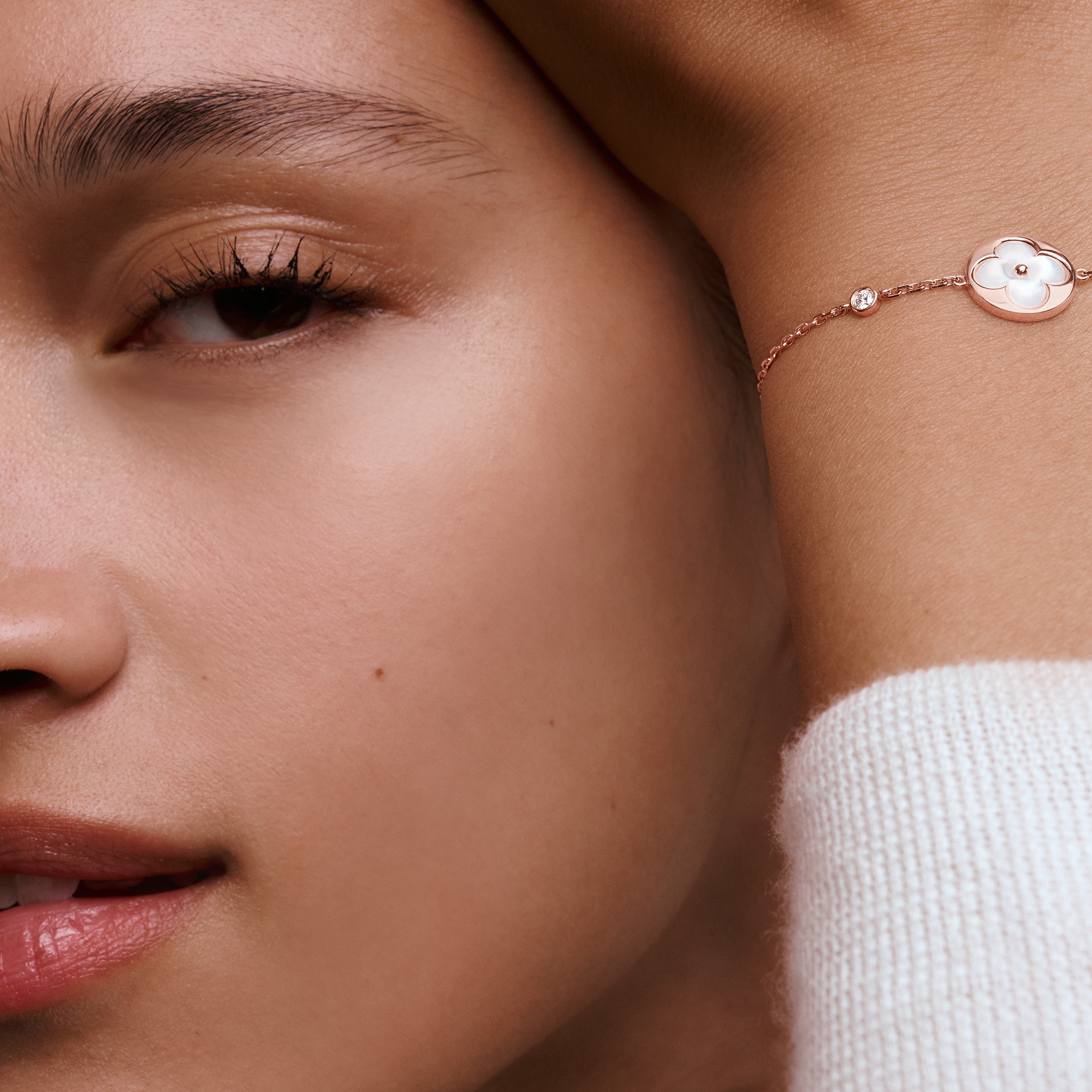  Categories Bracelets Color Blossom BB Sun Bracelet, Pink Gold, White Mother-of-Pearl and Diamond | Louis Vuitton ® (Product zoom)