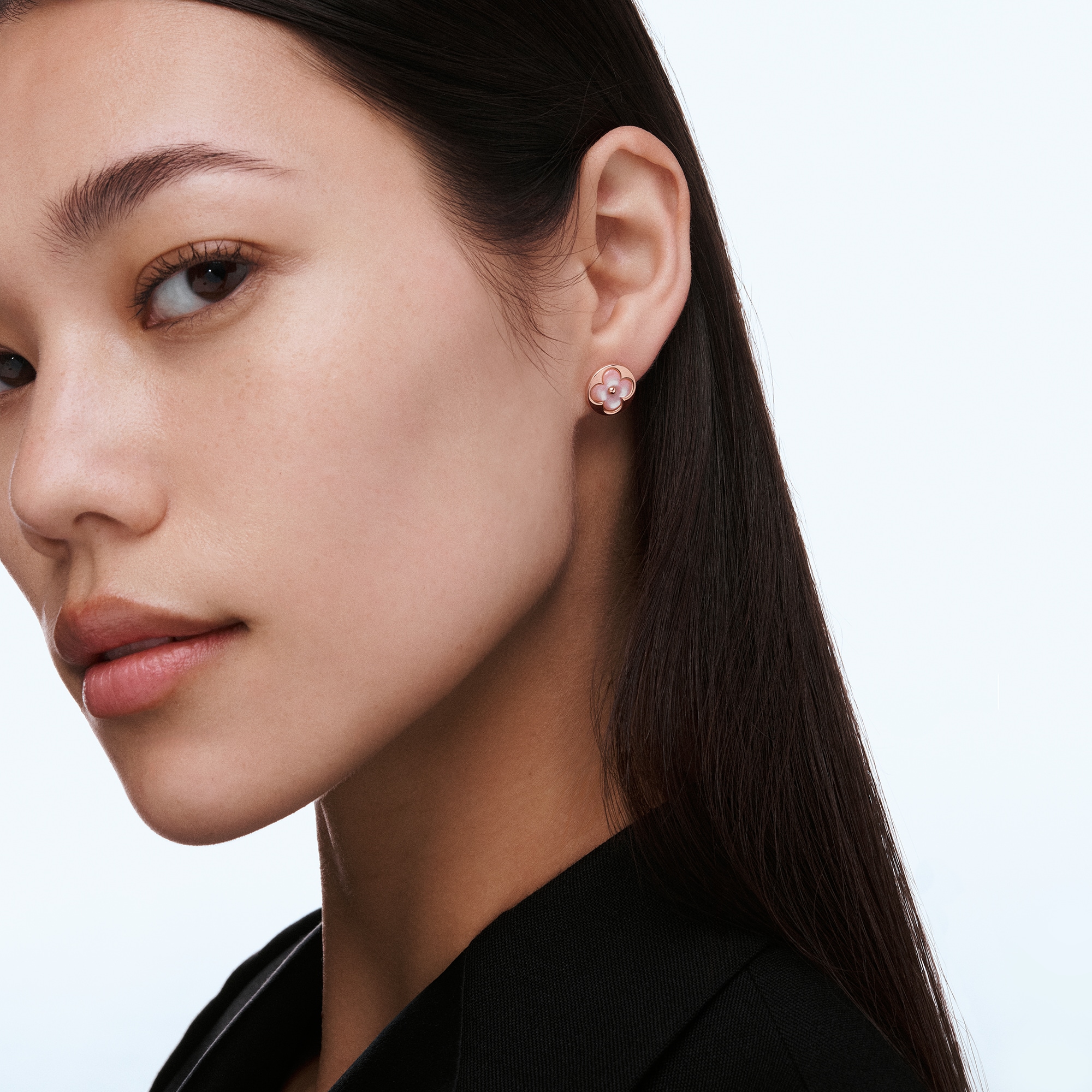  Categories Earrings Color Blossom BB Sun Ear Stud, Pink Gold and Pink Mother-of-Pearl - Per Unit | Louis Vuitton ® (Product zoom)