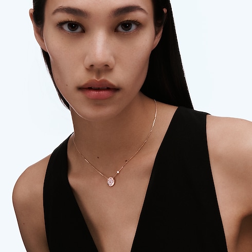 Categories Necklaces and Pendants Color Blossom BB Sun Pendant, Pink Gold, Pink Mother-of-Pearl and Diamond | Louis Vuitton ® (Product zoom)