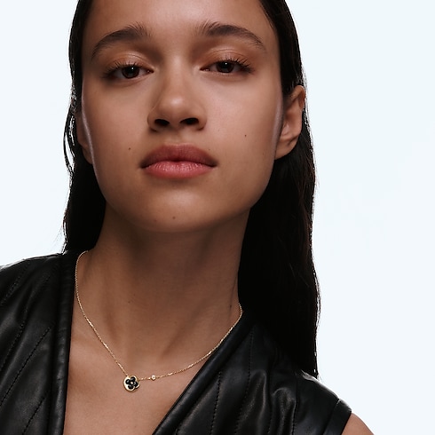 Categories Necklaces and Pendants Color Blossom BB Sun Pendant, Yellow Gold, Onyx and Diamond | Louis Vuitton ® (Product zoom)