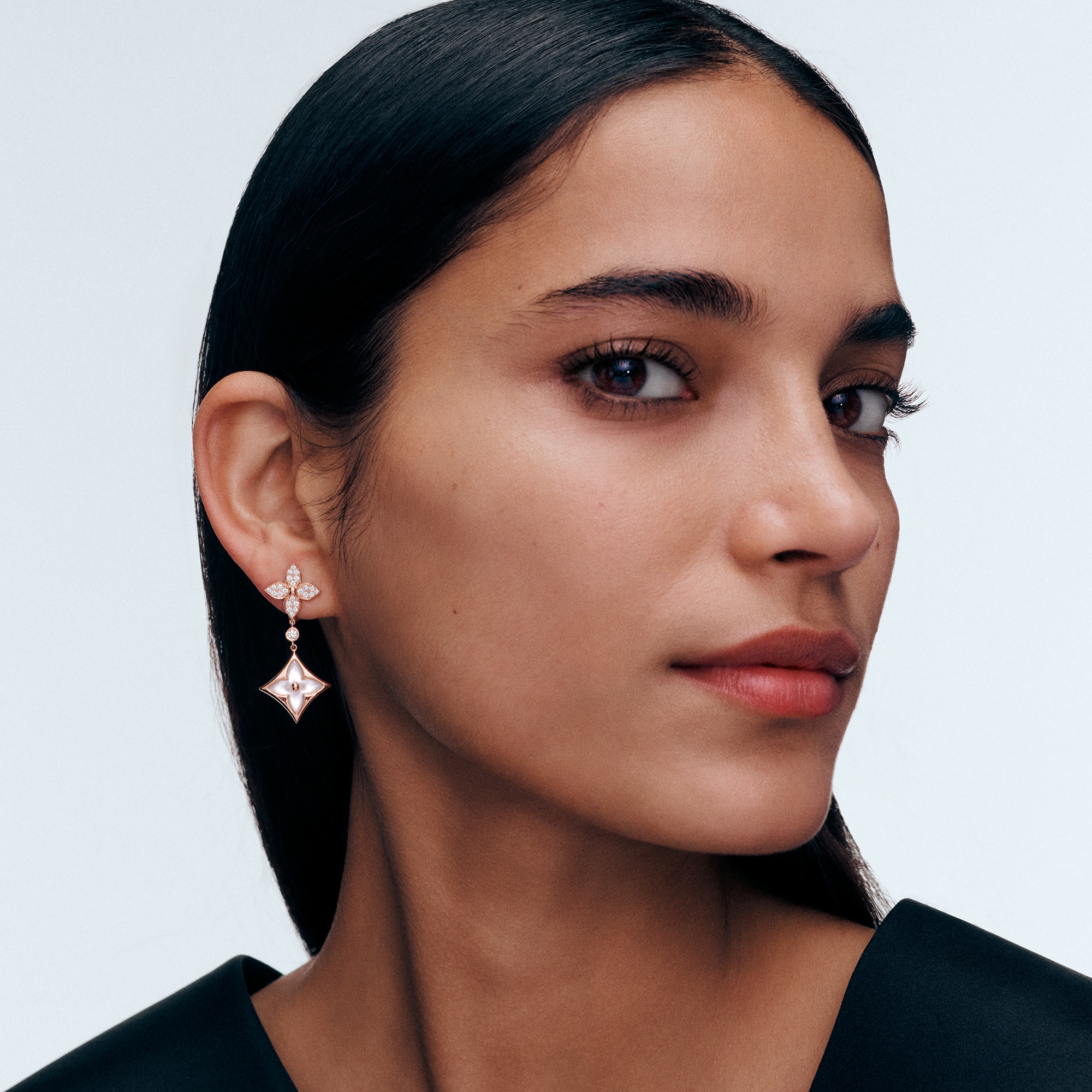  Categories Earrings Color Blossom M Star Multi-Motif Earrings, Pink Gold, White Mother-of-Pearl and Diamonds | Louis Vuitton ® (Product zoom)