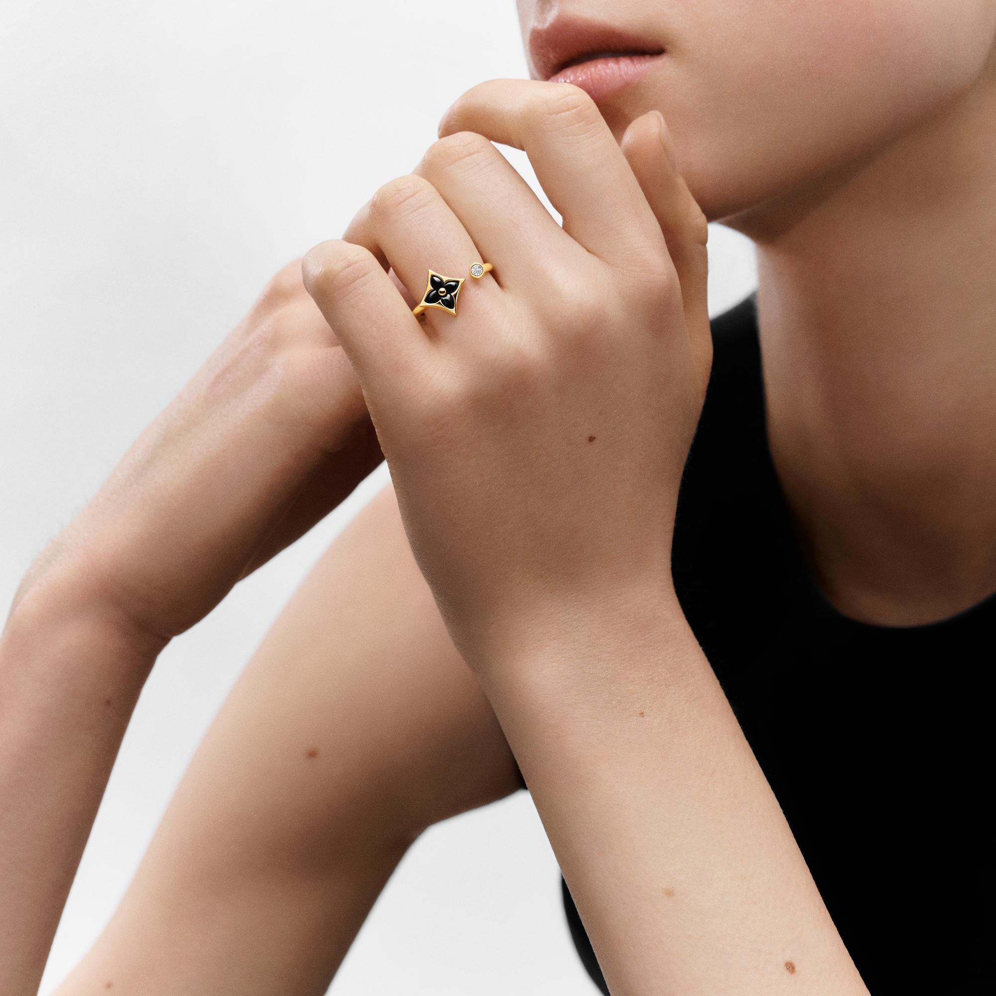  Categories All Fine Jewelry Color Blossom Mini Star Ring, Yellow Gold, Onyx and Diamond | Louis Vuitton ® (Product zoom)