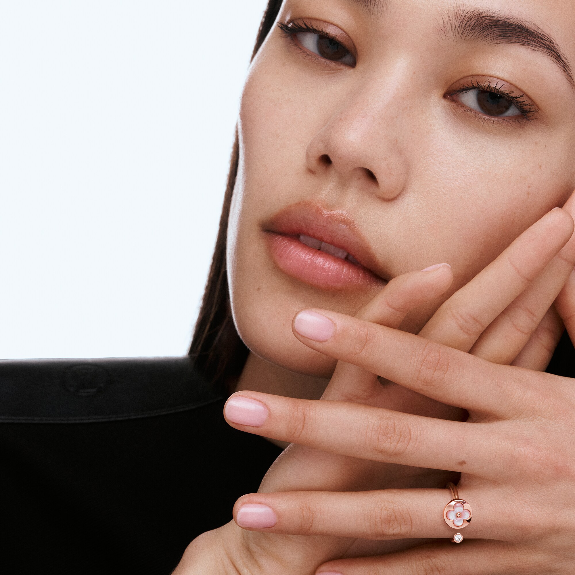  Categories Rings Color Blossom Mini Sun Ring, Pink Gold, Pink Mother-of-Pearl and Diamond | Louis Vuitton ® (Product zoom)