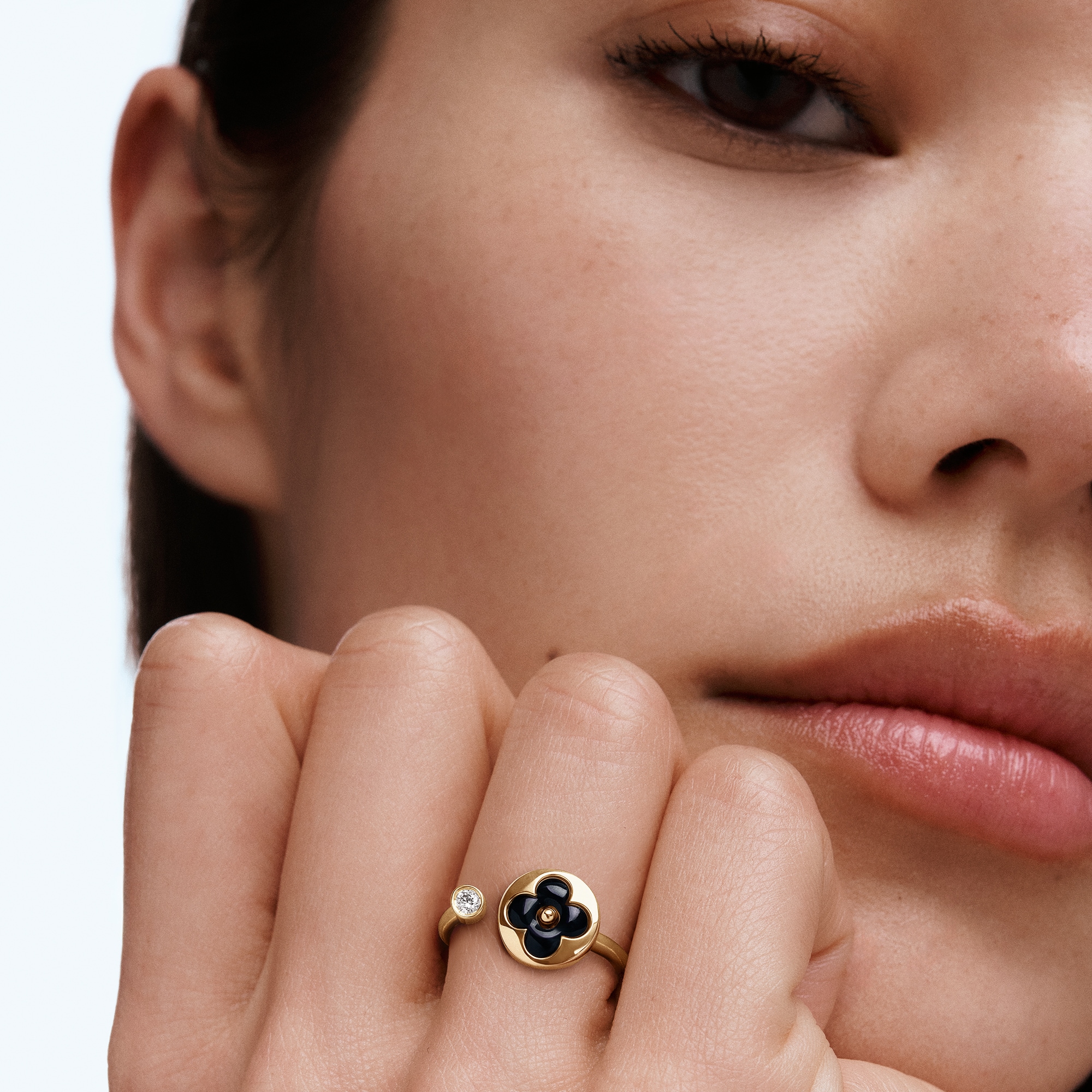  Categories Rings Color Blossom Mini Sun Ring, Yellow Gold, Onyx and Diamond | Louis Vuitton ® (Product zoom)
