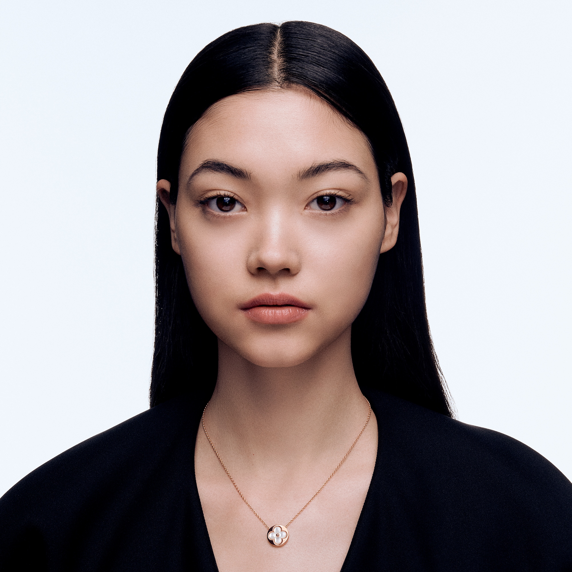  Categories All Fine Jewelry Color Blossom sun pendant, pink gold and white mother-of-pearl | Louis Vuitton ® (Product zoom)