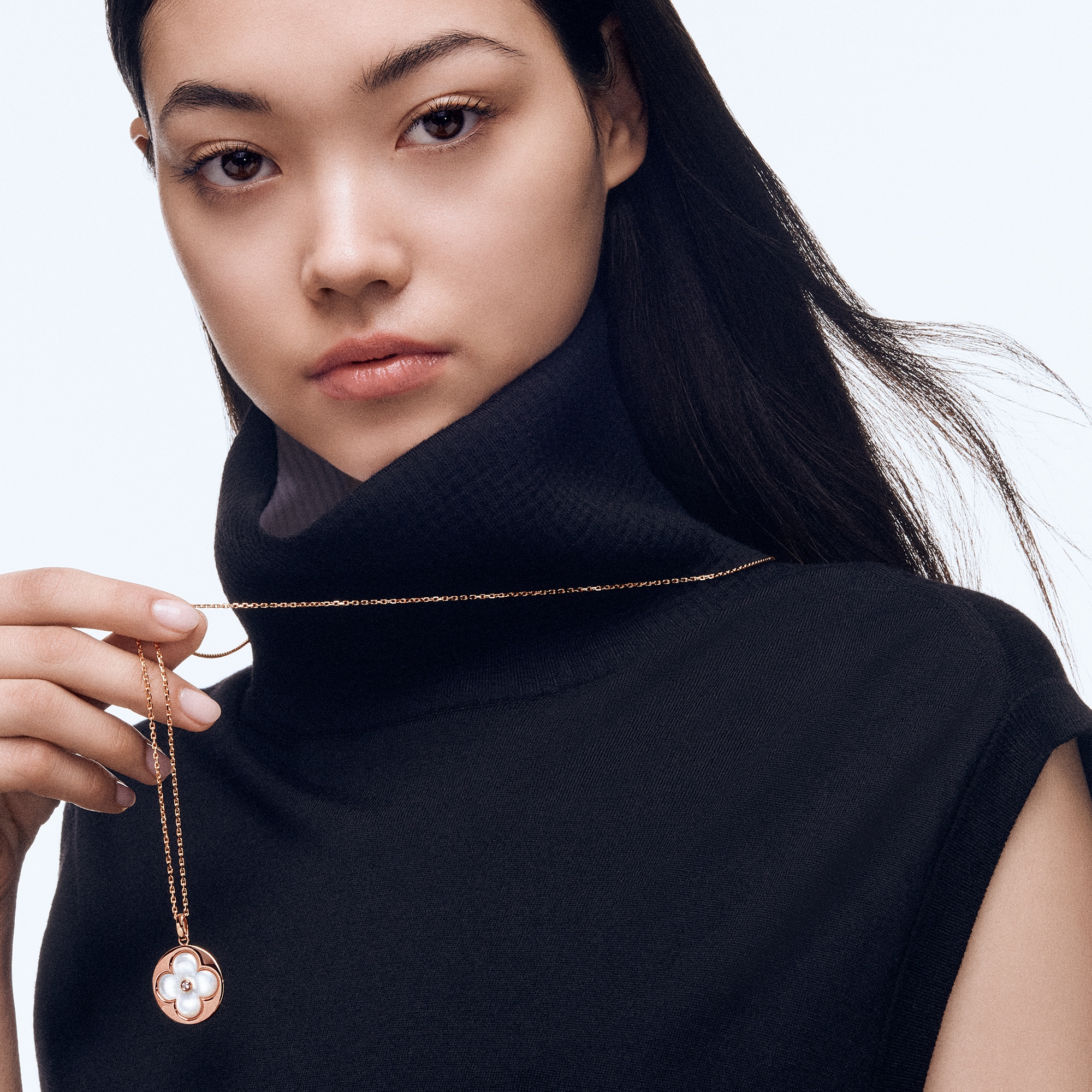  Categories All Fine Jewelry Color Blossom XL Sun Medallion, Pink Gold, White Mother-of-Pearl and Diamond | Louis Vuitton ® (Product zoom)