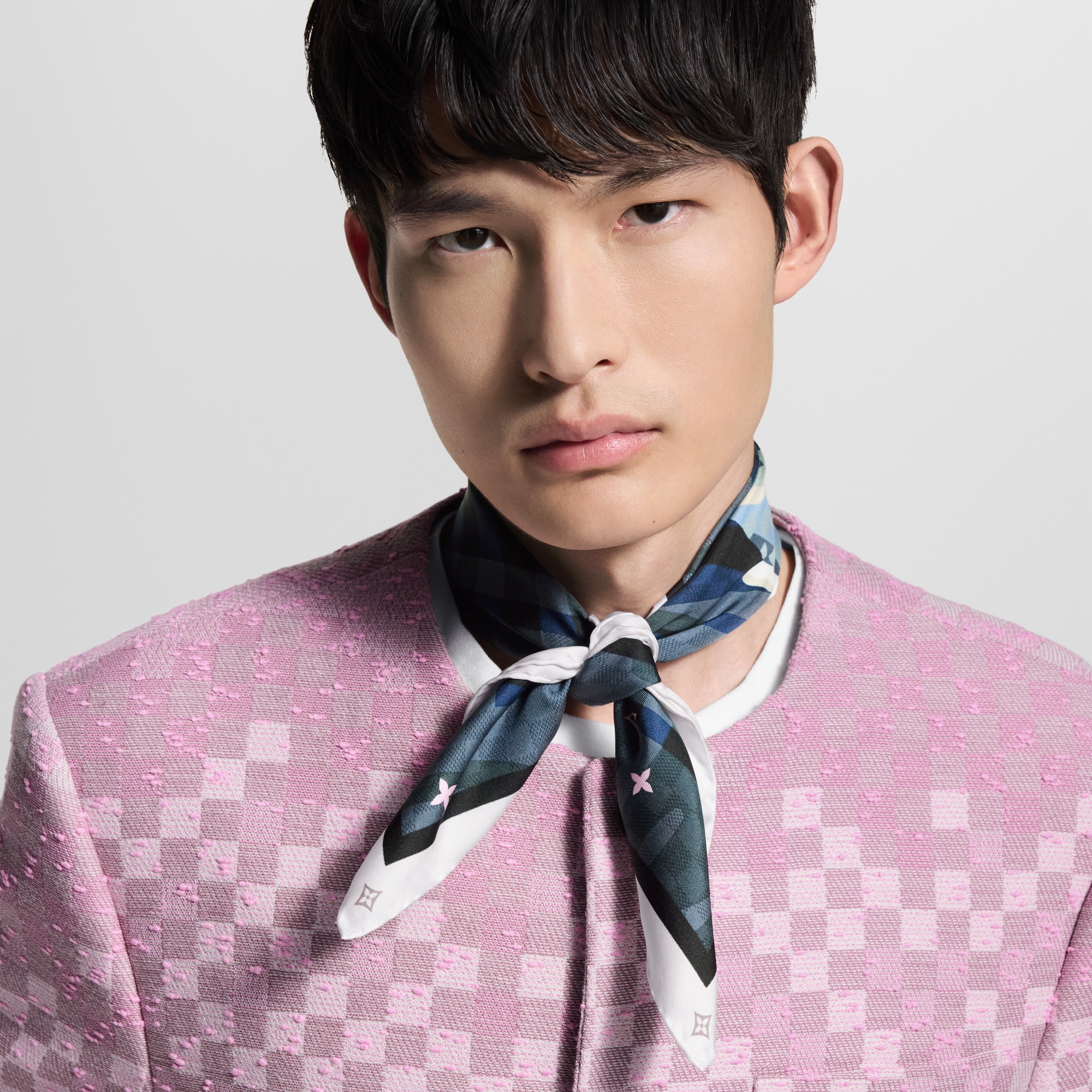 S00 Accessories Silk and Bandanas Damier Koi Bandana

 | Louis Vuitton ® (Product zoom)