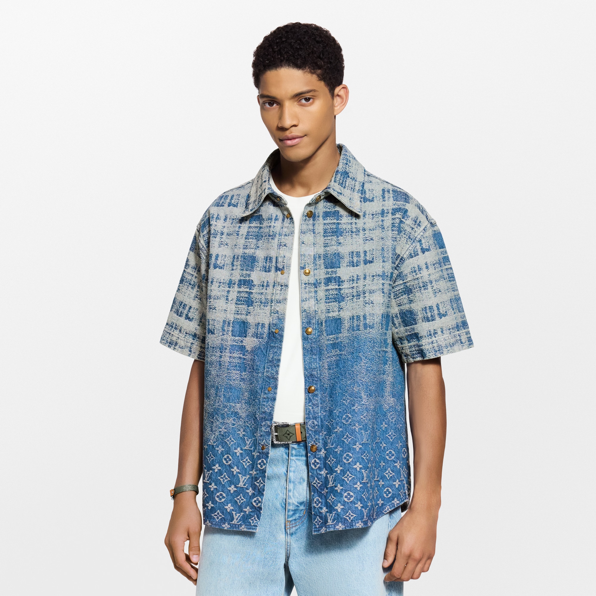  Ready-to-Wear Shirts Denim Short-Sleeved Shirt | Louis Vuitton ® (Product zoom)