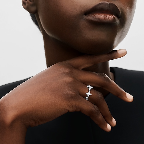 Categories Rings Dentelle Ring, White Gold And Diamonds | Louis Vuitton ® (Product zoom)