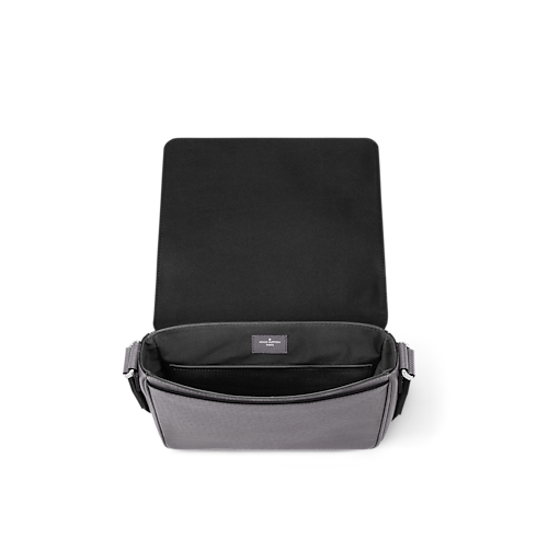 Taiga Leather Bags All Bags District PM | Louis Vuitton ® (Product zoom)