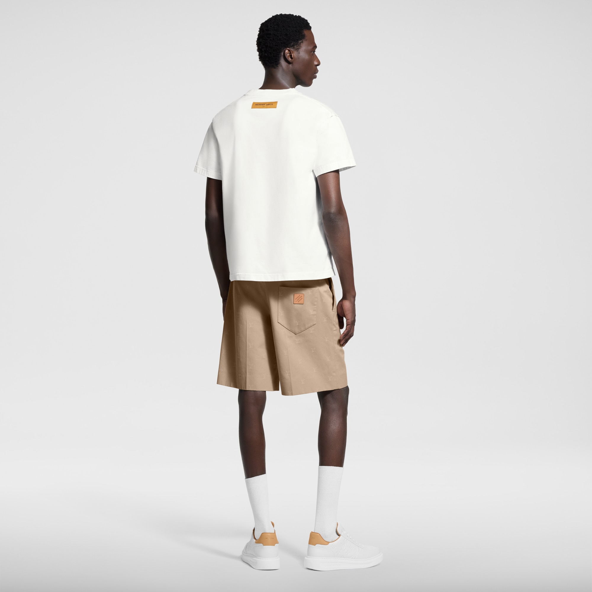  Ready-to-Wear T-Shirts and Polos Embossed LV T-Shirt | Louis Vuitton ® (Product zoom)