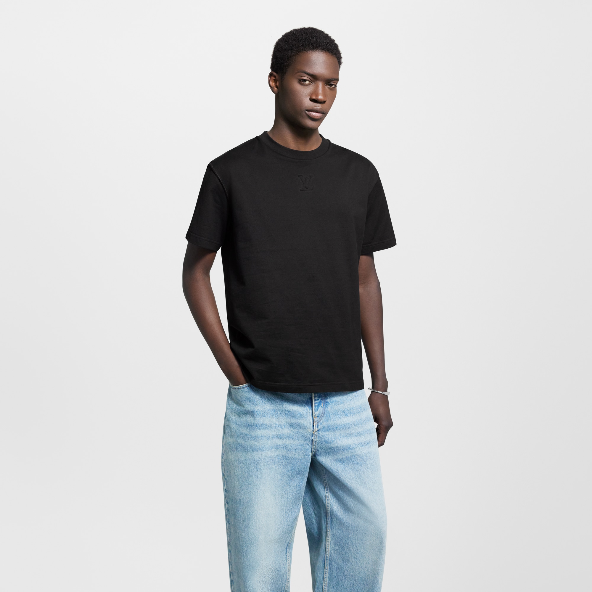  Ready-to-Wear T-Shirts and Polos Embossed LV T-Shirt | Louis Vuitton ® (Product zoom)