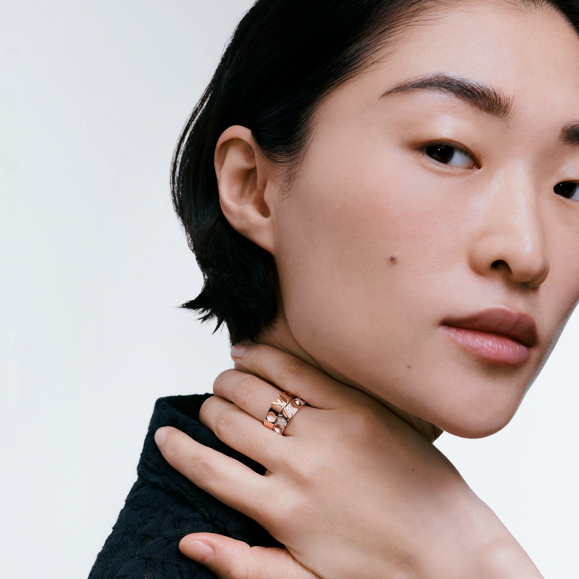  Categories Rings Empreinte Medium Ring, Pink Gold and Diamonds | Louis Vuitton ® (Product zoom)