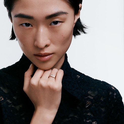 Categories Rings Empreinte Medium Ring, Pink Gold and Diamonds | Louis Vuitton ® (Product zoom)