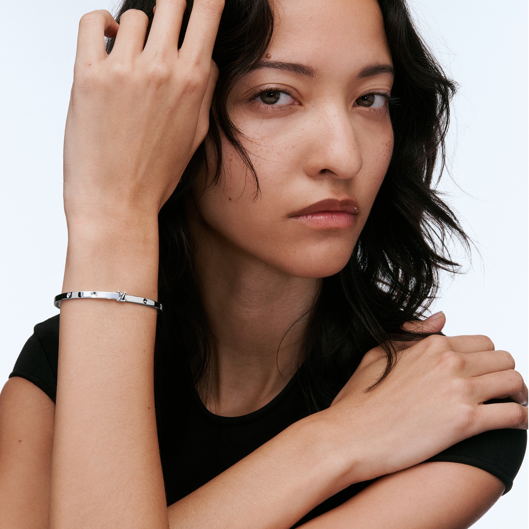  Categories Bracelets Empreinte Small Bangle, White Gold | Louis Vuitton ® (Product zoom)