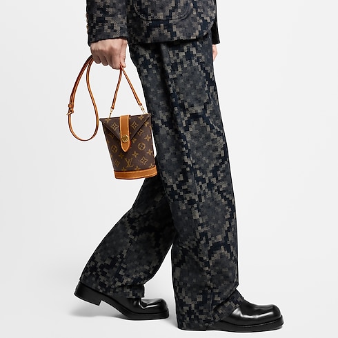 Monogram Archive Small Leather Goods Mini Bags Envelope Pouch | Louis Vuitton ® (Product zoom)