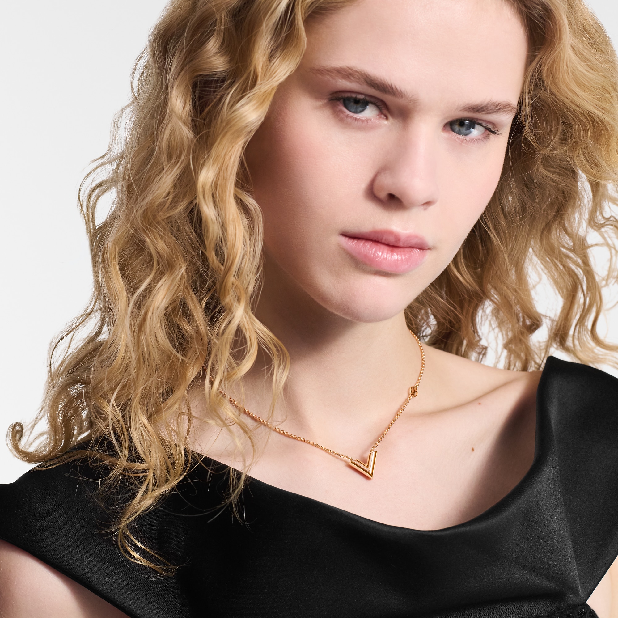 Essential V Necklace