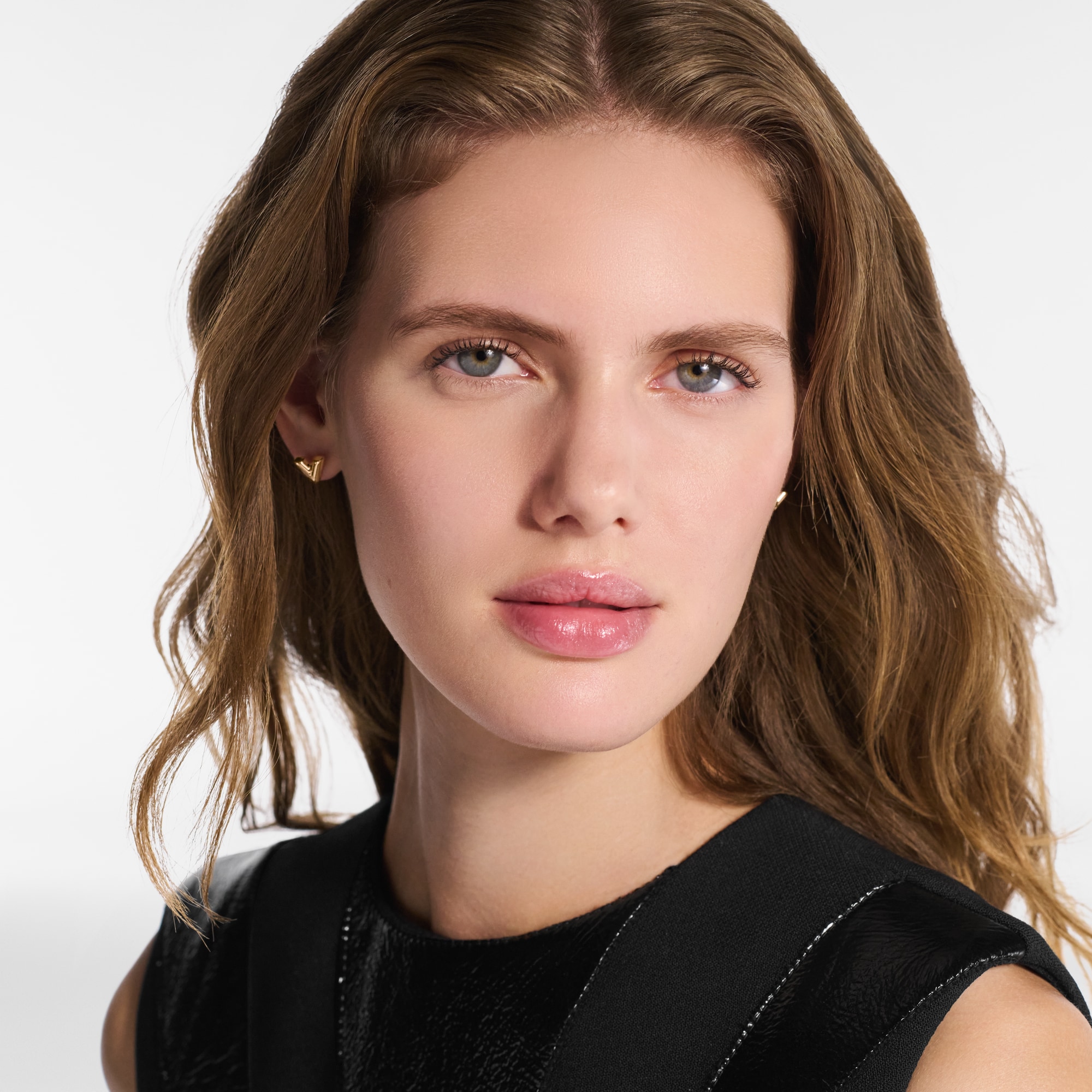 S00 Fashion Jewelry All Fashion Jewelry Essential V Stud Earrings | Louis Vuitton ® (Product zoom)