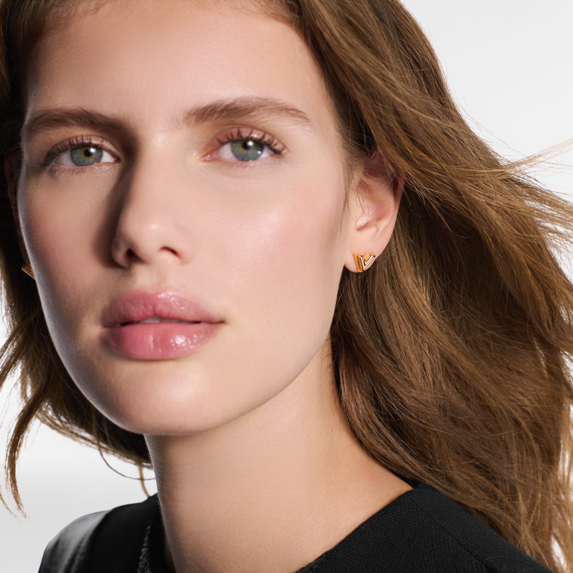 S00 Fashion Jewelry All Fashion Jewelry Essential V Stud Earrings | Louis Vuitton ® (Product zoom)