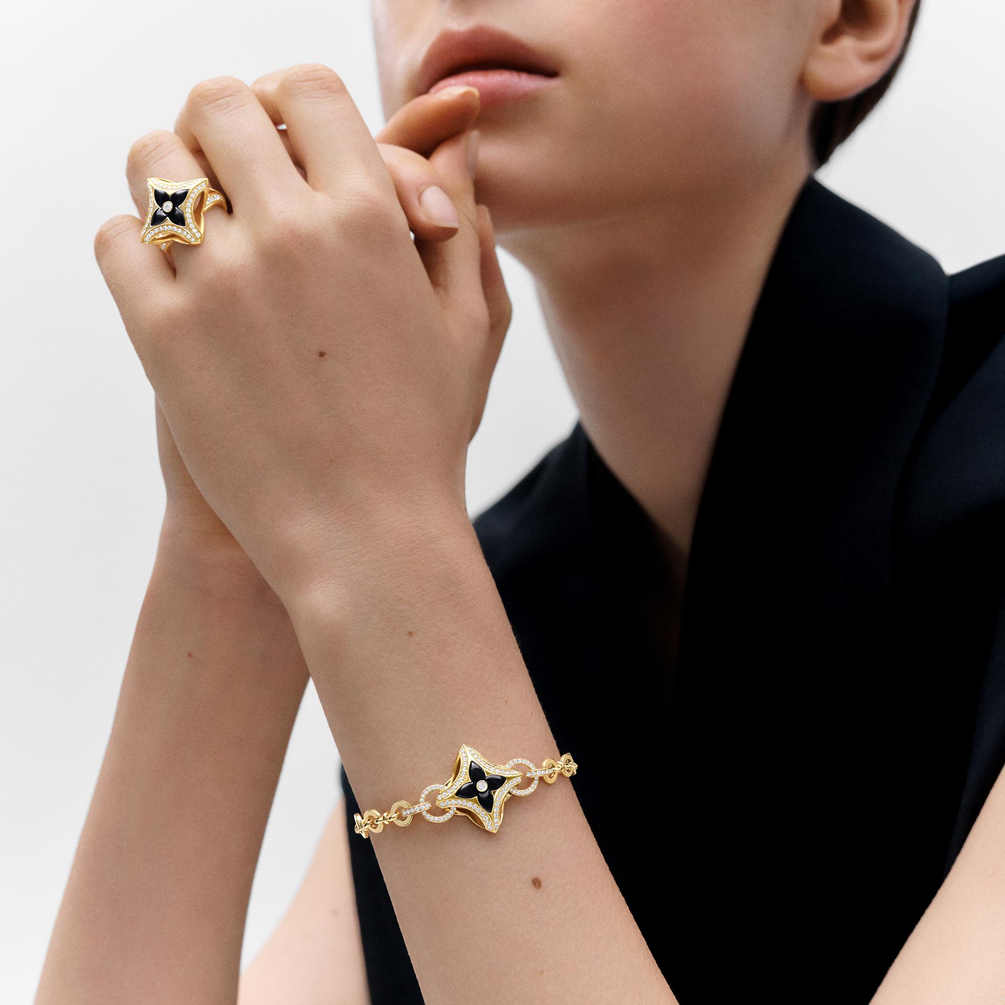  Categories All Fine Jewelry Ever Blossom Ring, Yellow Gold, Onyx & Diamonds | Louis Vuitton ® (Product zoom)
