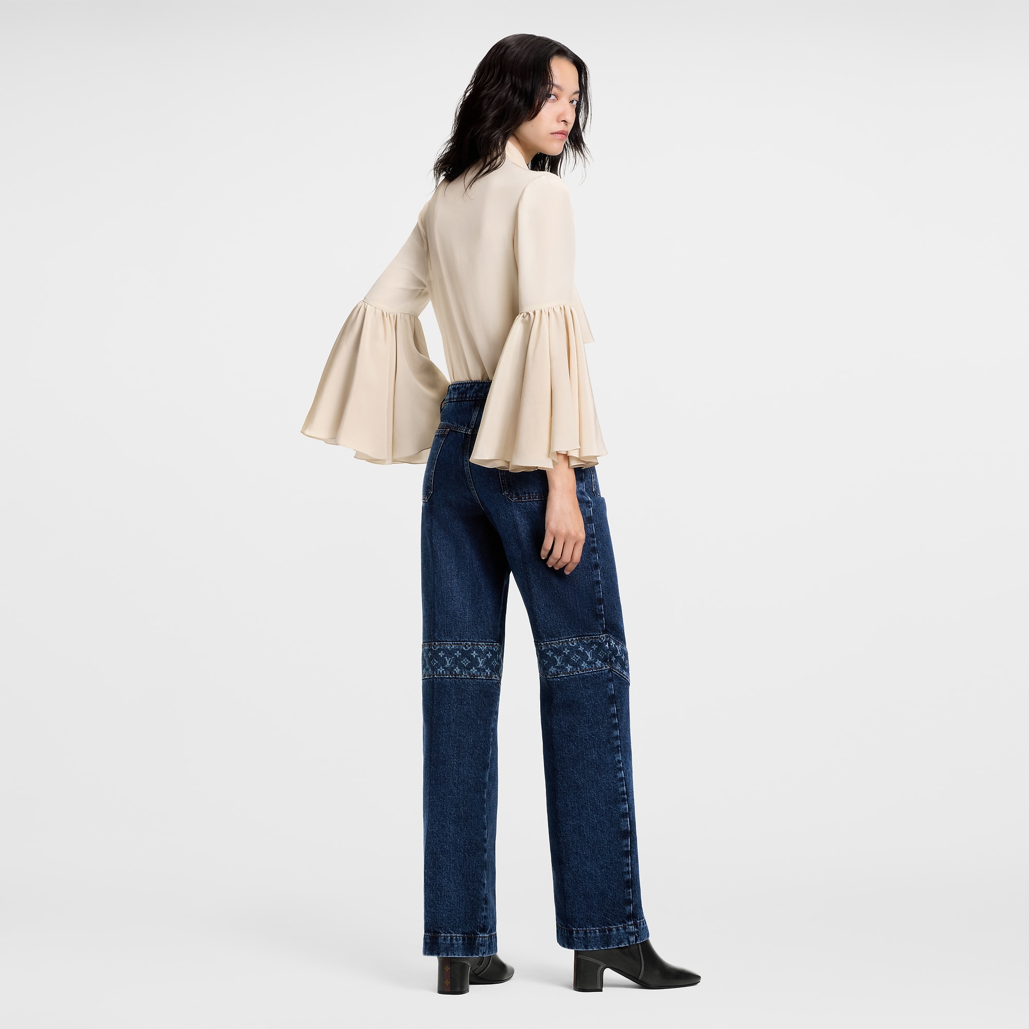 Flared Sleeve Lavallière Blouse