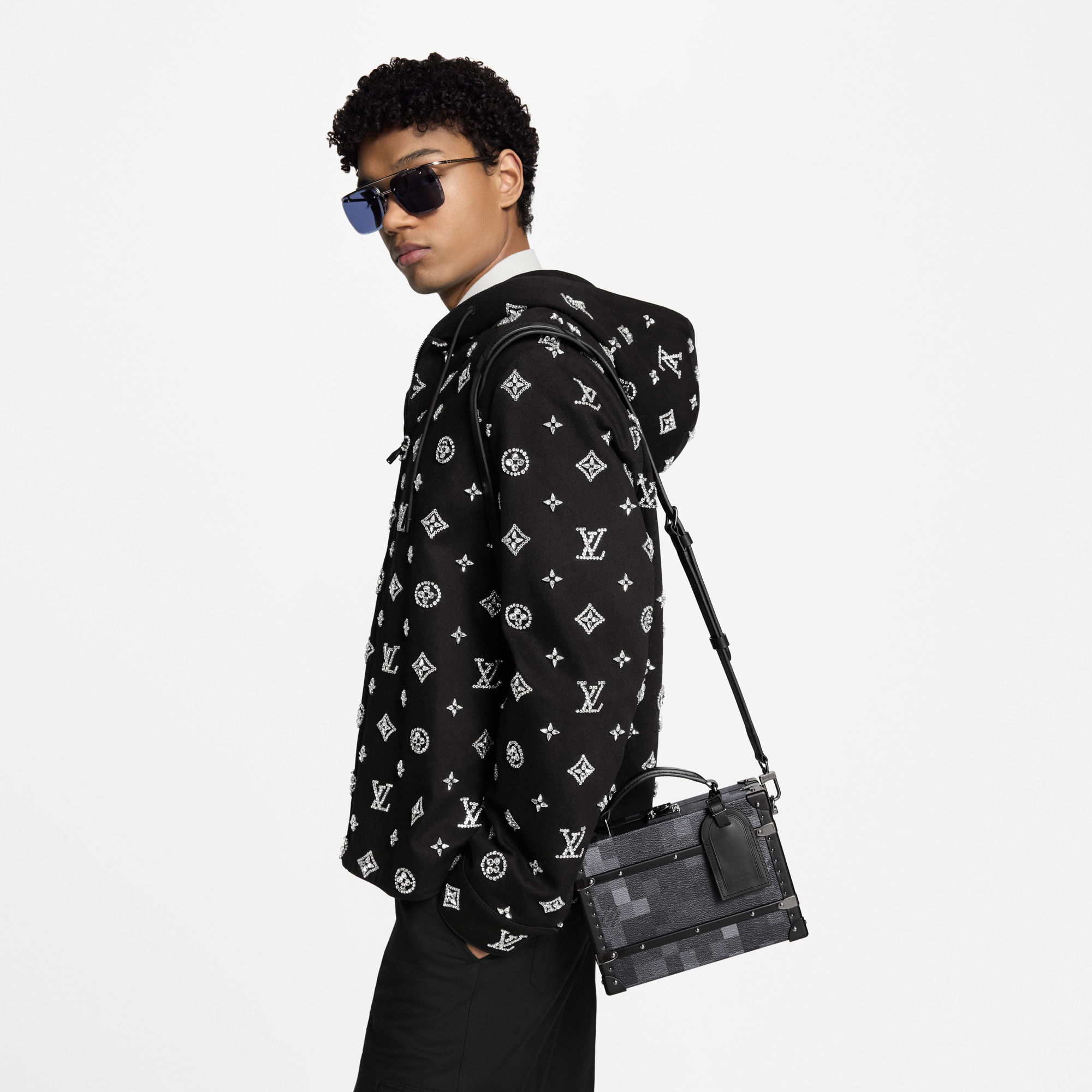 D16 Trunks and Boxes Wearable Trunks Handle Trunk | Louis Vuitton ® (Product zoom)