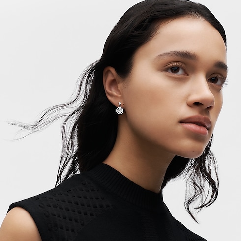 Categories Earrings Idylle Blossom Ear Stud, White Gold And Diamonds - Per Unit | Louis Vuitton ® (Product zoom)