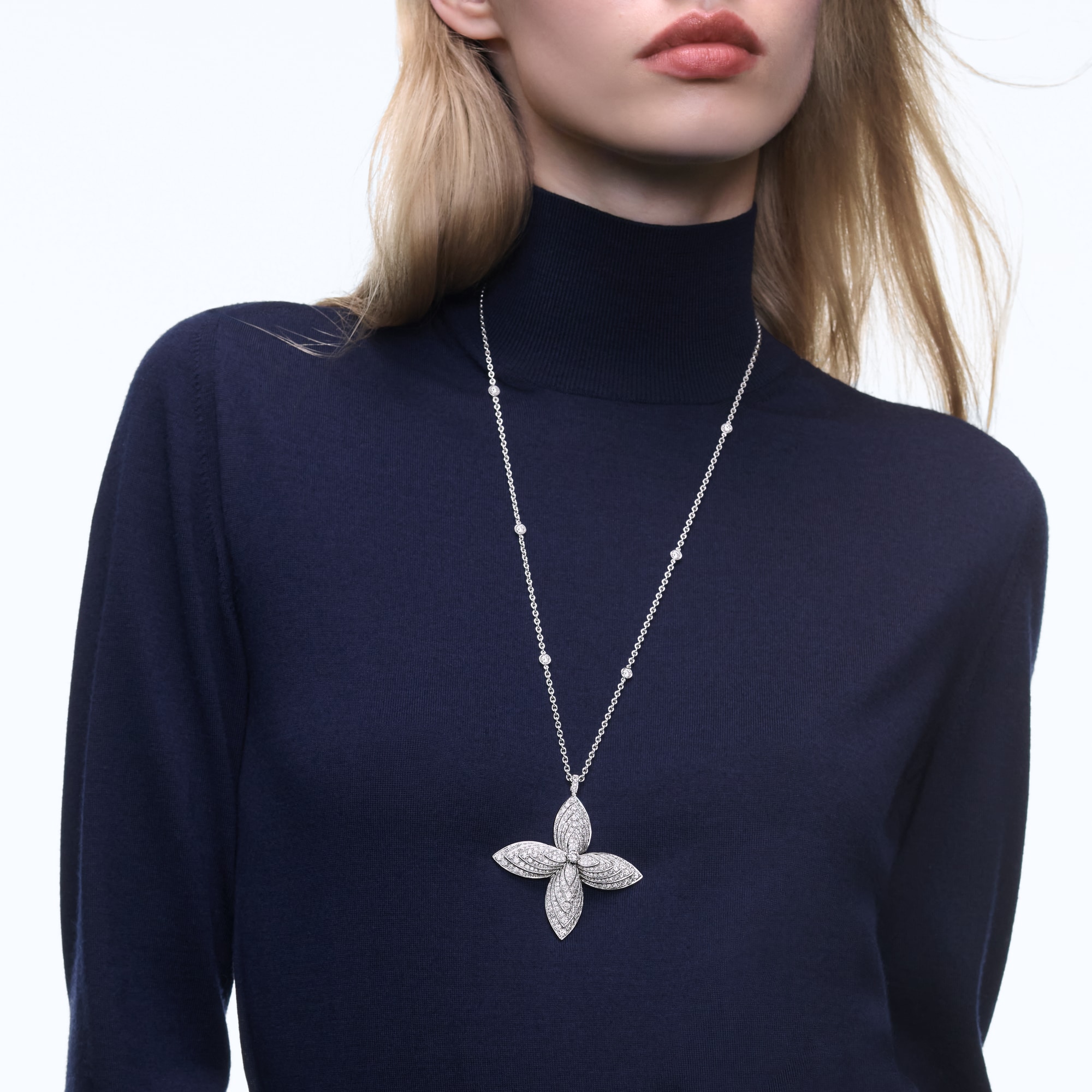  Jewelry Necklaces and Pendants Idylle Blossom Pendant, White Gold & Diamonds | Louis Vuitton ® (Product zoom)