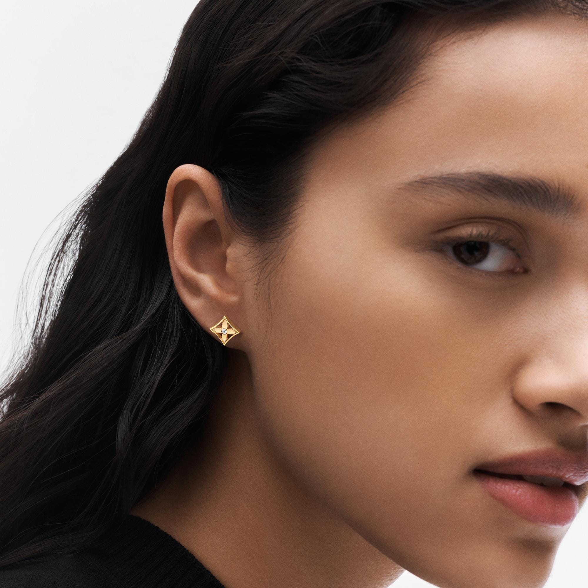  Categories Earrings Idylle Blossom Reversible Stud, Yellow And White Gold And Diamond - Per Unit | Louis Vuitton ® (Product zoom)