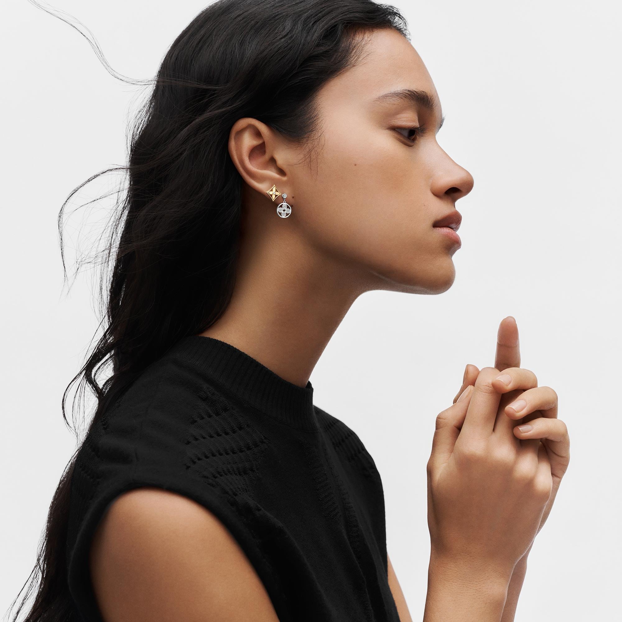  Categories Earrings Idylle Blossom Reversible Stud, Yellow And White Gold And Diamond - Per Unit | Louis Vuitton ® (Product zoom)