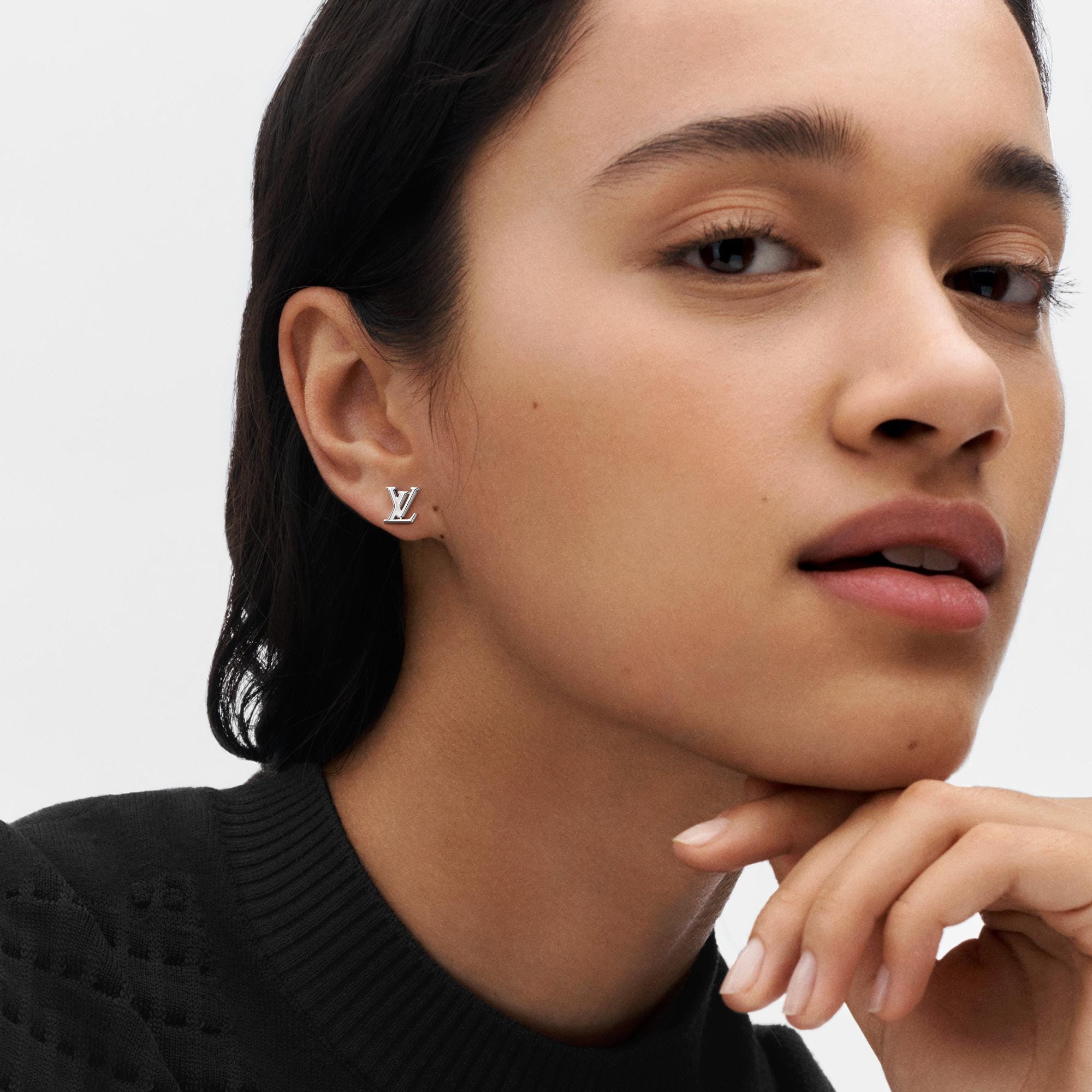  Categories Earrings Idylle Blossom Reversible Stud, Yellow And White Gold And Diamond - Per Unit | Louis Vuitton ® (Product zoom)