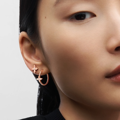Categories Earrings Idylle Blossom Small Hoop, Pink Gold And Diamond - Per Unit | Louis Vuitton ® (Product zoom)