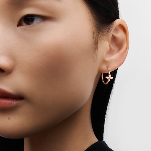 Categories Earrings Idylle Blossom Small Hoop, Pink Gold And Diamond - Per Unit | Louis Vuitton ® (Product zoom)