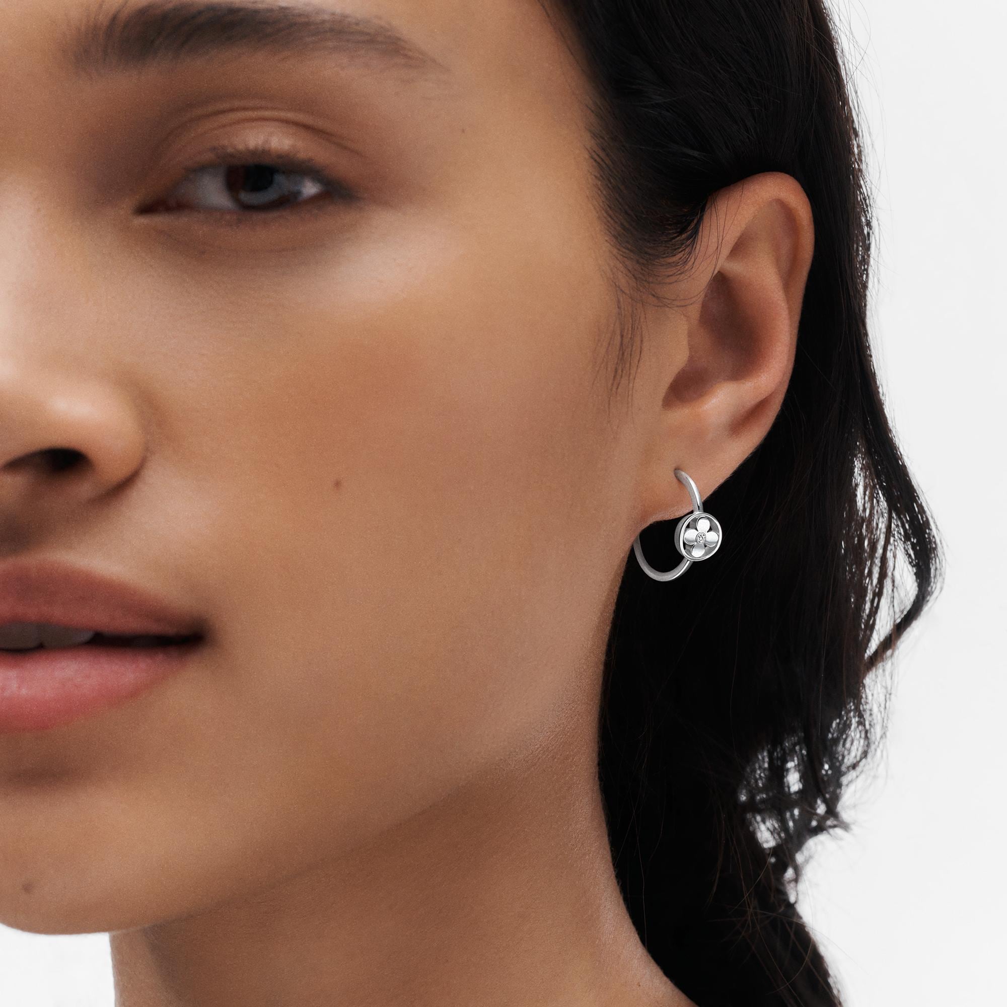  Categories Earrings Idylle Blossom Small Hoop, White Gold And Diamond - Per Unit | Louis Vuitton ® (Product zoom)