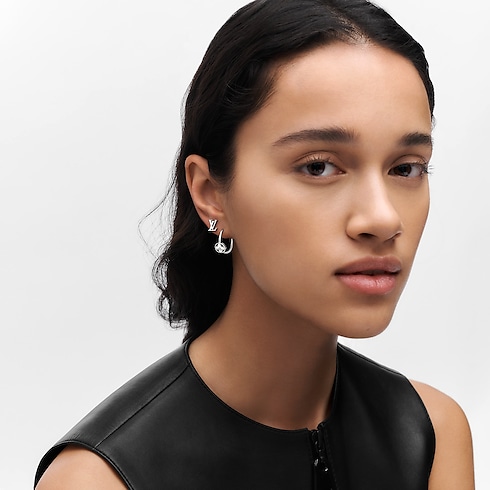 Categories Earrings Idylle Blossom Small Hoop, White Gold And Diamond - Per Unit | Louis Vuitton ® (Product zoom)