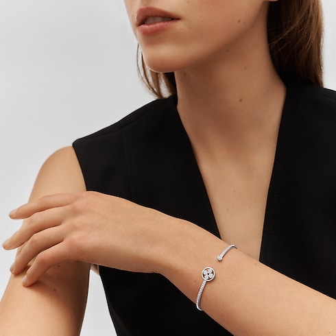 Categories All Fine Jewelry Idylle Blossom Twist Bracelet, White Gold And Diamonds | Louis Vuitton ® (Product zoom)