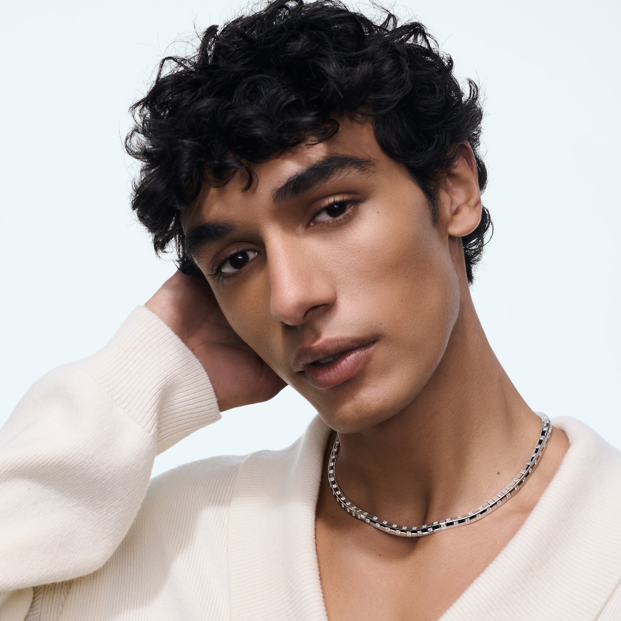  Categories Necklaces and Pendants  Le Damier de Louis Vuitton Large Necklace, White Gold and Diamonds | Louis Vuitton ® (Product zoom)