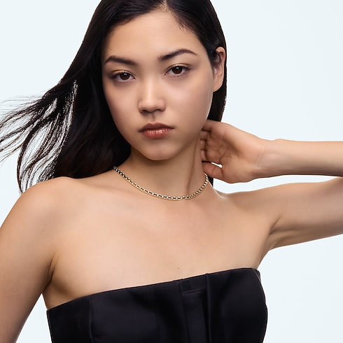 Categories Necklaces and Pendants Le Damier de Louis Vuitton Medium Necklace, Yellow Gold and Diamonds - Short | Louis Vuitton ® (Product zoom)