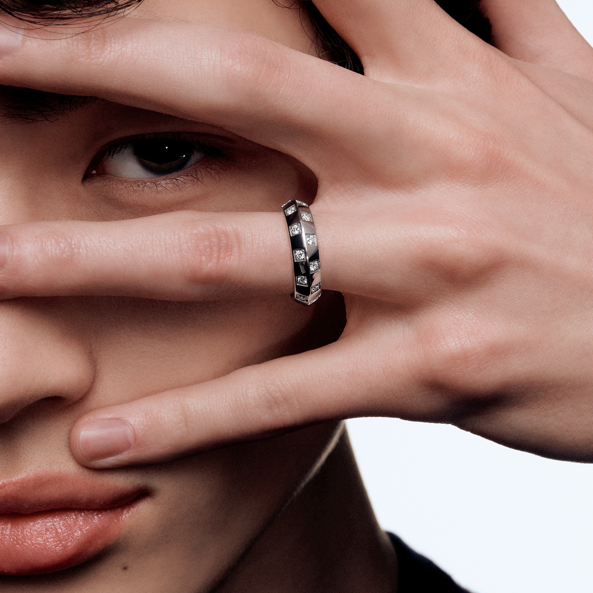  Categories Rings Le Damier de Louis Vuitton Medium Ring, White Gold and Diamonds | Louis Vuitton ® (Product zoom)