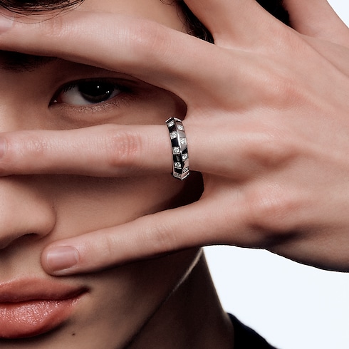 Categories Rings Le Damier de Louis Vuitton Medium Ring, White Gold and Diamonds | Louis Vuitton ® (Product zoom)