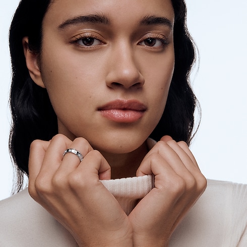 Categories Rings Le Damier de Louis Vuitton Medium Ring, White Gold and Diamonds | Louis Vuitton ® (Product zoom)