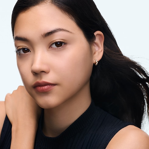 Categories Earrings Le Damier de Louis Vuitton Small Hoops, Yellow Gold and Diamonds | Louis Vuitton ® (Product zoom)