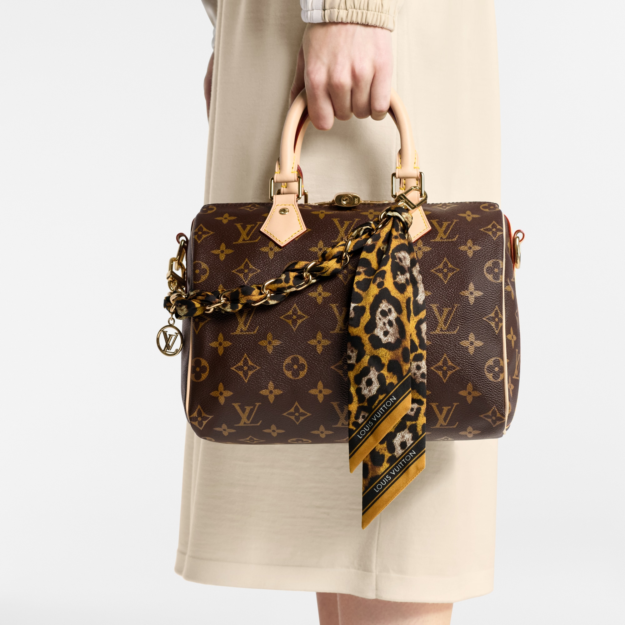 S00 Accessories Key Holders and Bag Charms Leopard Bag Chain | Louis Vuitton ® (Product zoom)