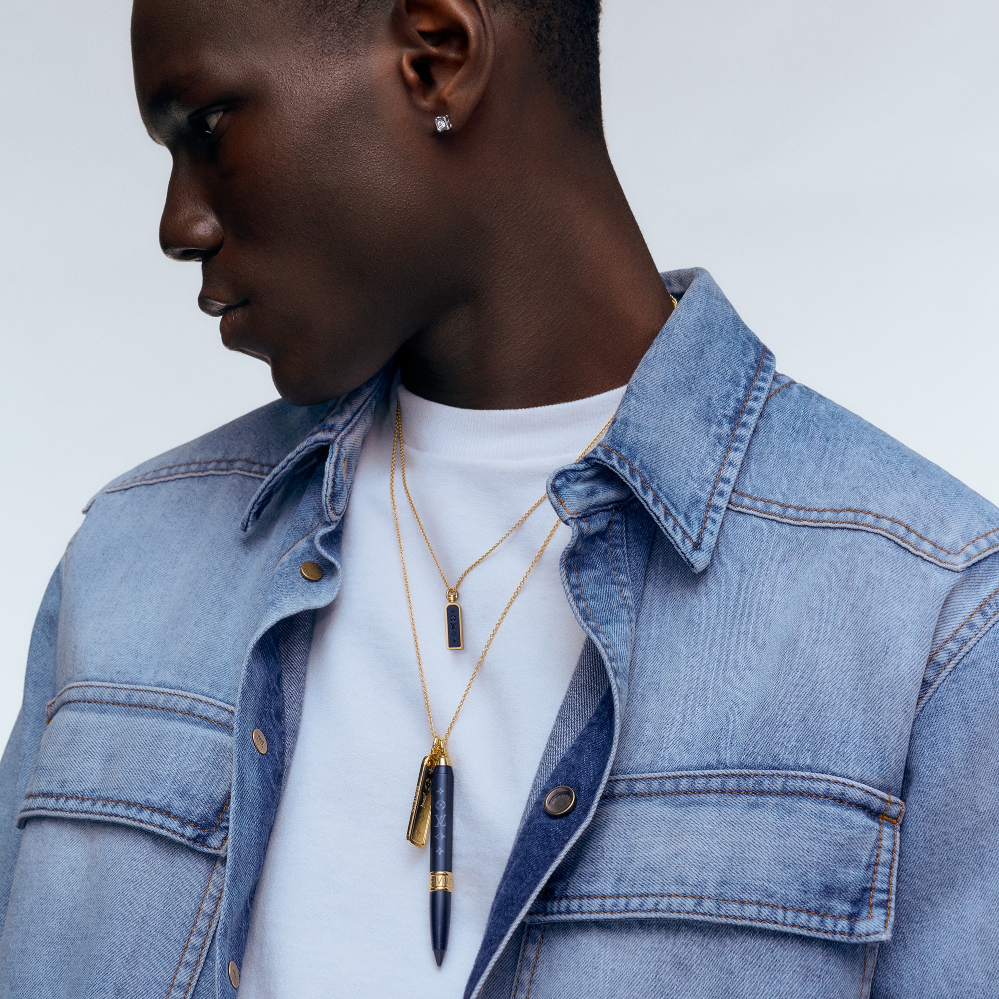  Jewelry Necklaces and Pendants Les Gastons Vuitton Large Tag Pendant, Yellow Gold | Louis Vuitton ® (Product zoom)