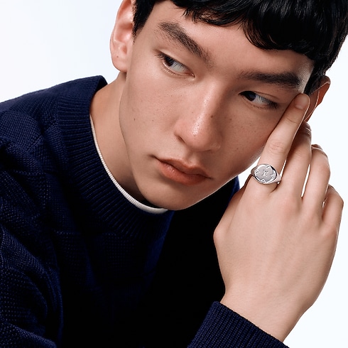 Categories Rings Les Gastons Vuitton Signet Ring, White Gold | Louis Vuitton ® (Product zoom)