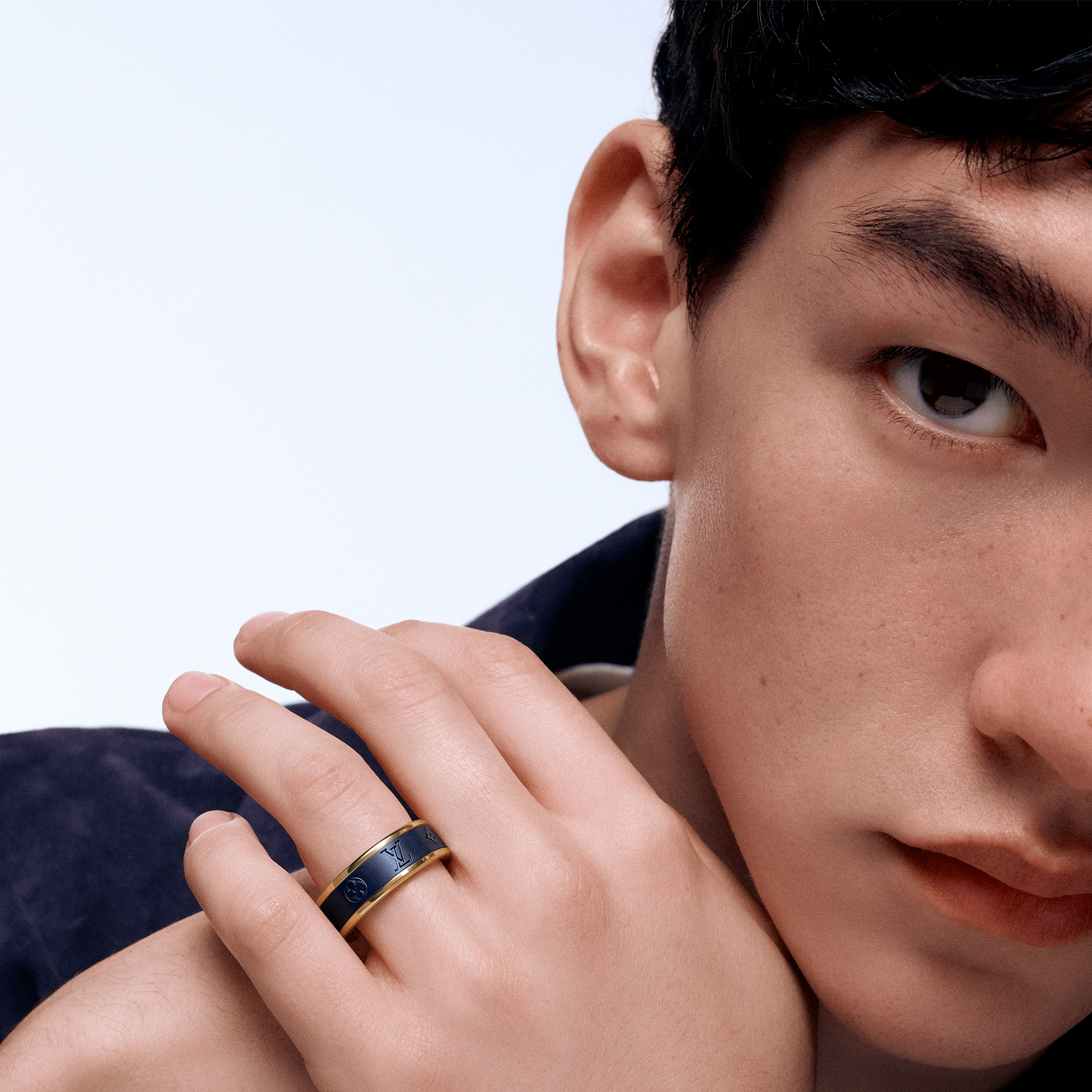  Categories Rings Les Gastons Vuitton Small Ring, Yellow Gold and Titanium | Louis Vuitton ® (Product zoom)